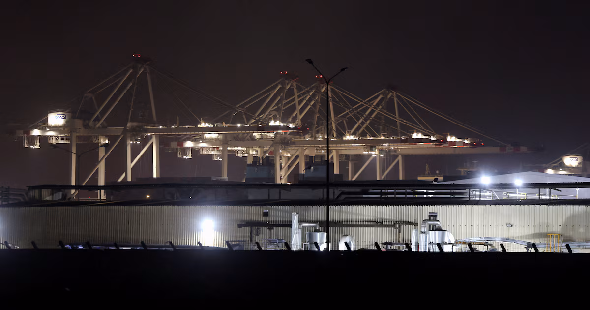 Egipto investiga el ataque con drones contra buques de gas en su principal puerto mediterráneoEl Cairo confirma que un dron provocó el incendio de dos tanqueros en Damietta, entre ellos uno de propiedad estadounidense, en el primer golpe de la guerra entre Washington y Teherán en suelo egipcio
