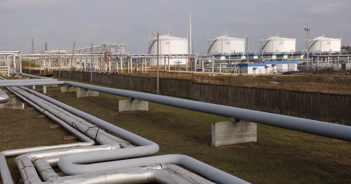 El barril de Brent cierra en 84,95 dólares tras el reinicio del bloqueo naval de Estados Unidos a IránLa cotización del crudo del mar del Norte subió un 0,26 % y la referencia WTI avanzó hasta 79,60 dólares, mientras los operadores miden el efecto de las restricciones en Ormuz
