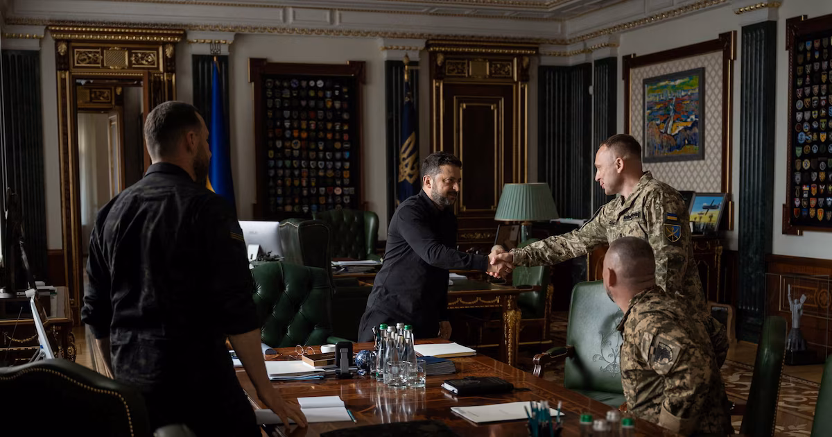 Mijailo Drapati asumió como jefe del Ejército de Ucrania: “La difícil tarea que tenemos por delante no me permite hacer grandes promesas”El general, de 43 años, obtuvo el respaldo de Volodimir Zelensky, quien formalizó su nombramiento y lideró el encuentro con el renovado alto mando militar, después de días de protestas y tensiones provocadas por la salida del anterior ministro de Defensa