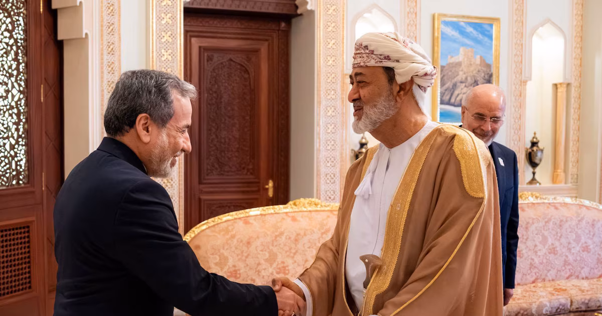 El canciller iraní llegó a Omán para tratar la situación en Ormuz en medio de las crecientes tensiones con EEUUAbbas Araqchi arribó este sábado a Mascate, mientras Washington presiona para que Teherán se comprometa públicamente a desbloquear esa vía marítima clave para el comercio internacional