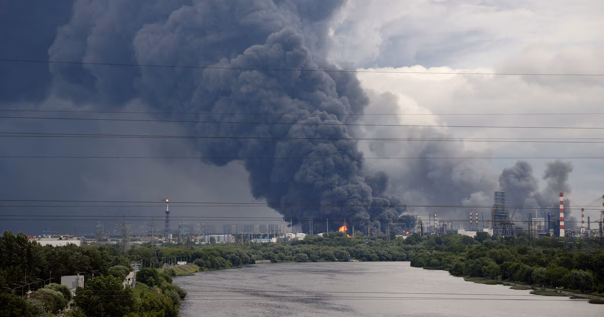El Estado Mayor de Ucrania confirmó un ataque contra la refinería rusa de YaroslavlEl golpe provocó un incendio en el complejo Yanos, a unos 280 kilómetros al noreste de Moscú, y la NASA detectó anomalías térmicas en el perímetro de las instalaciones el 16 de julio