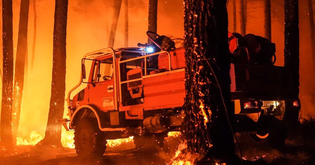 Feroz incendio en el sur de Francia: las autoridades advirtieron que “la situación es muy grave” y hay al menos 140 viviendas destruidasLas Fuerzas Armadas aumentarán hasta 1.500 los efectivos militares desplegados sobre el terreno