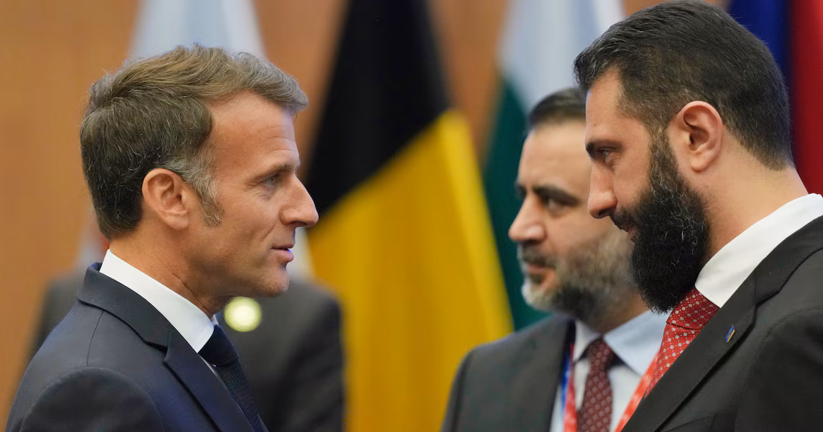 Macron llegó a Damasco como primer jefe de Estado europeo en visitar Siria desde la caída de AssadEl presidente francés viajó con una delegación empresarial para avanzar en acuerdos de inversión y reconstrucción, en una visita que refuerza el reconocimiento occidental del gobierno de Ahmed al-Sharaa antes de la cumbre de la OTAN en Ankara