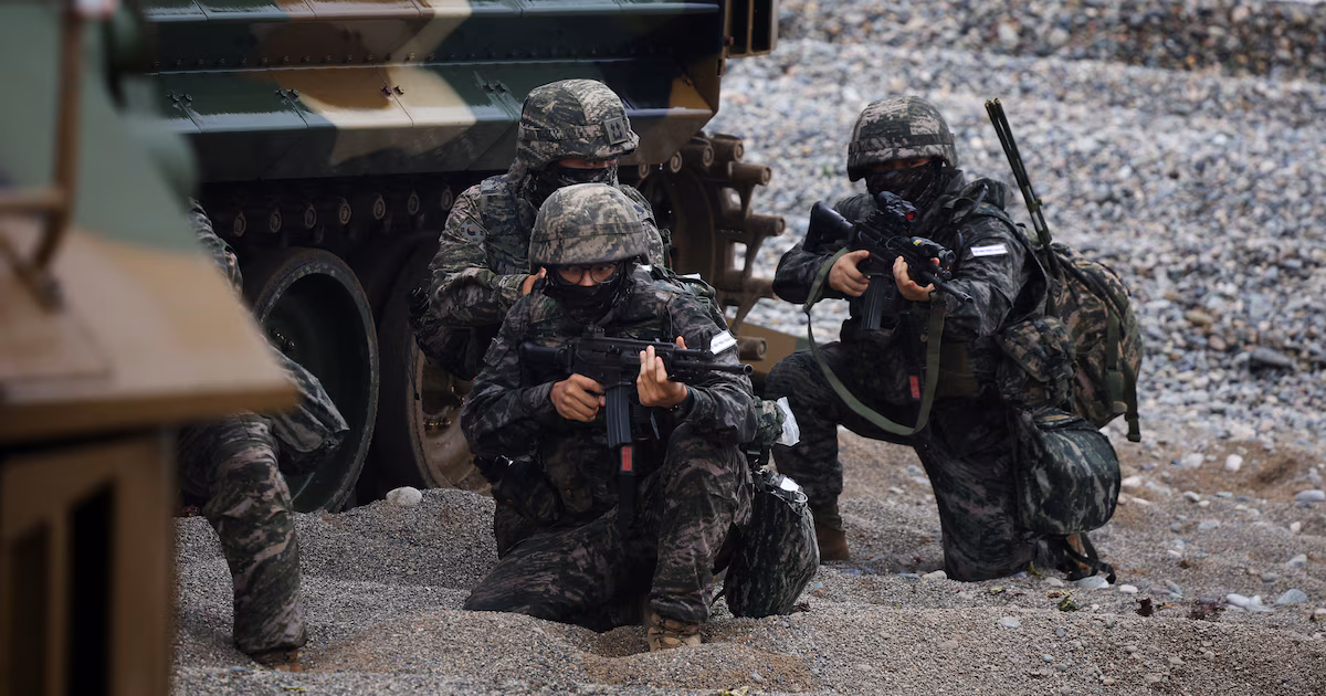 EEUU y Corea del Sur realizan sus mayores maniobras militares y logísticas conjuntas en medio de la tensión con el régimen norcoreanoEl ejercicio, que contó con un número récord de participantes y equipos, incluyeron a 4.400 efectivos —2.400 surcoreanos y 2.000 estadounidenses— y la movilización de 600 equipos, entre ellos barcos y aviones