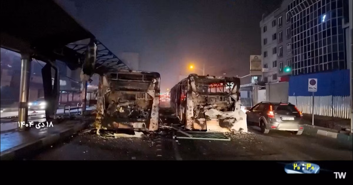 El régimen de Irán ejecutó a dos hombres por su supuesta vinculación con las protestas opositoras de eneroLas autoridades ahorcaron a Erfan Esfandiari y Gol-Mohammad Mohammadi por la muerte de policías durante las manifestaciones de enero, en momentos en que el país enfrenta una nueva escalada militar con Washington