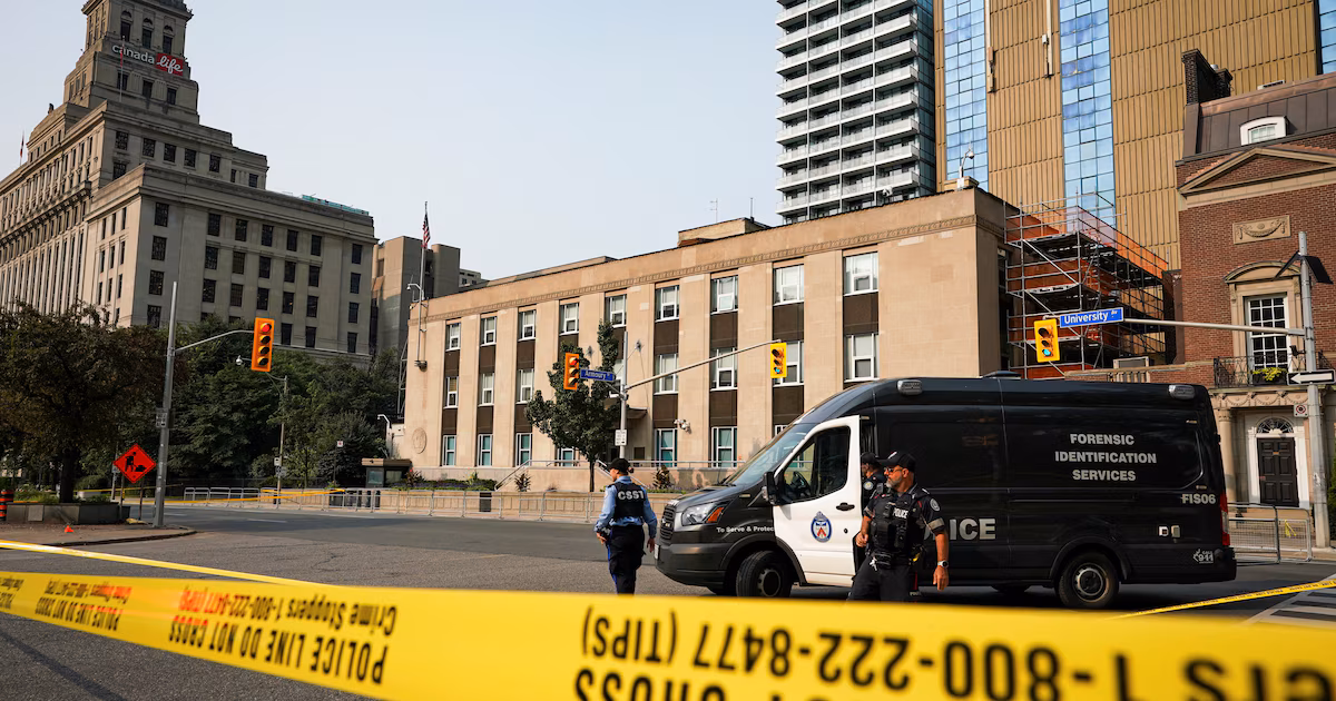 La policía canadiense investiga un tiroteo contra el consulado de Estados Unidos en TorontoEl ataque ocurrió a primera hora del lunes y dejó un casquillo y daños en la fachada, sin víctimas, informaron las autoridades, mientras la fuerza de seguridad rastrea a la persona responsable