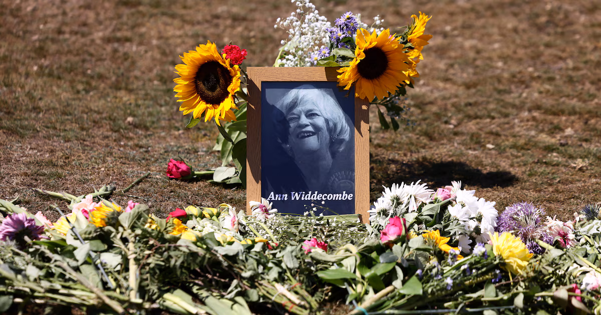 La exparlamentaria británica Ann Widdecombe fue atacada 21 veces con un martillo, reveló la fiscalíaTras comparecer ante dos instancias judiciales en Londres, el acusado no presentó declaración de culpabilidad y quedó detenido, mientras las razones detrás del crimen permanecen bajo investigación