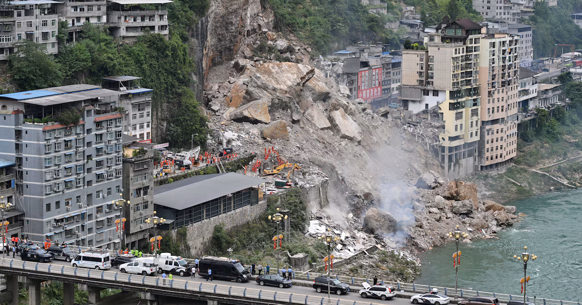 Un corrimiento de tierra en China dejó ocho muertos, 34 desaparecidos y más de 1.100 personas sin hogarEl corrimiento ocurrió en una zona de relieve escarpado e impredecible, lo que llevó al Gobierno a abrir una investigación, financiar las tareas de auxilio y revisar otros riesgos geológicos latentes en el país