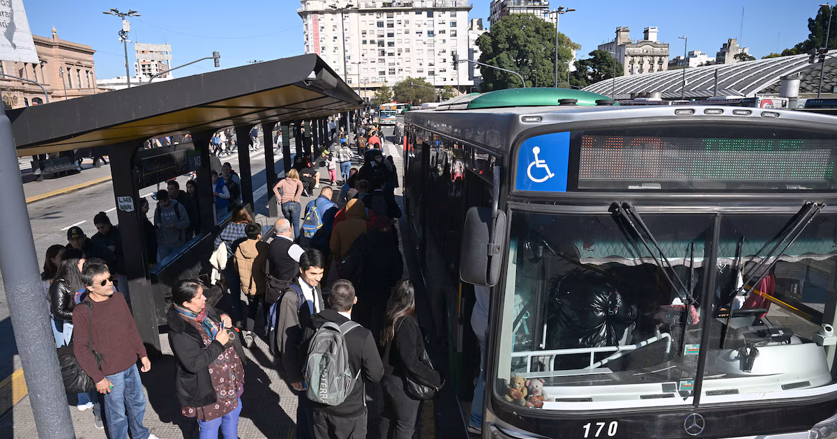 La UTA alcanzó un acuerdo salarial para un trimestre y se diluye la amenaza de un paro de colectivos en el AMBA