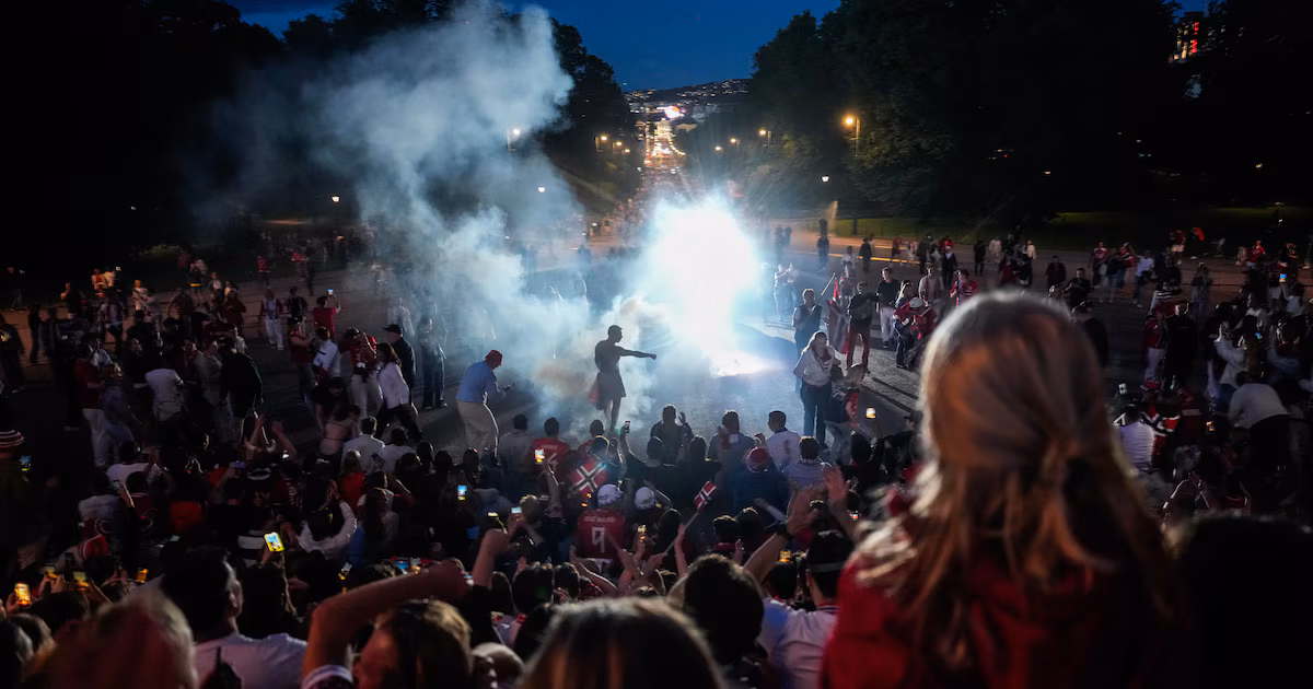 Eufóricos festejos en Oslo tras la histórica clasificación de Noruega a los cuartos de final del MundialLa victoria sobre Brasil desató celebraciones multitudinarias, con concentraciones de aficionados, banderas, cánticos y un amplio operativo de seguridad en las principales plazas y calles de la capital noruega