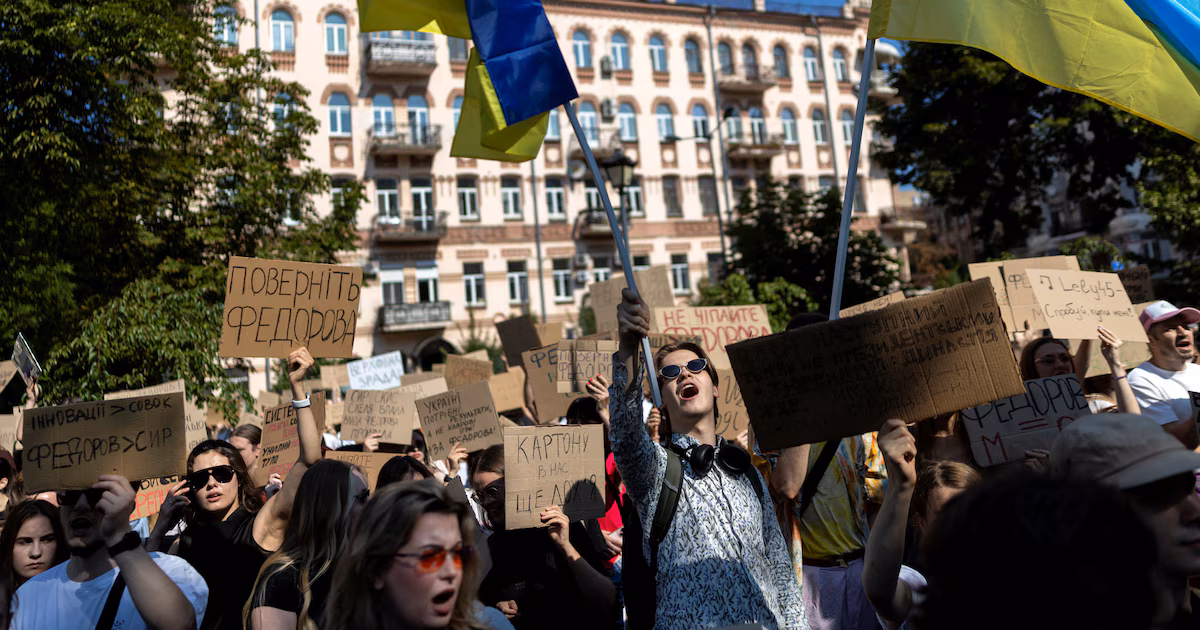 Las protestas por la destitución de Mijailo Fedórov cumplen cinco días y presionan al Gobierno de Volodimir ZelenskyUna encuesta de la firma Gradus indicó que el 61% de los ucranianos rechaza la salida del exfuncionario, mientras el Ejecutivo analiza cambios en la cúpula castrense y anuncia una respuesta constructiva
