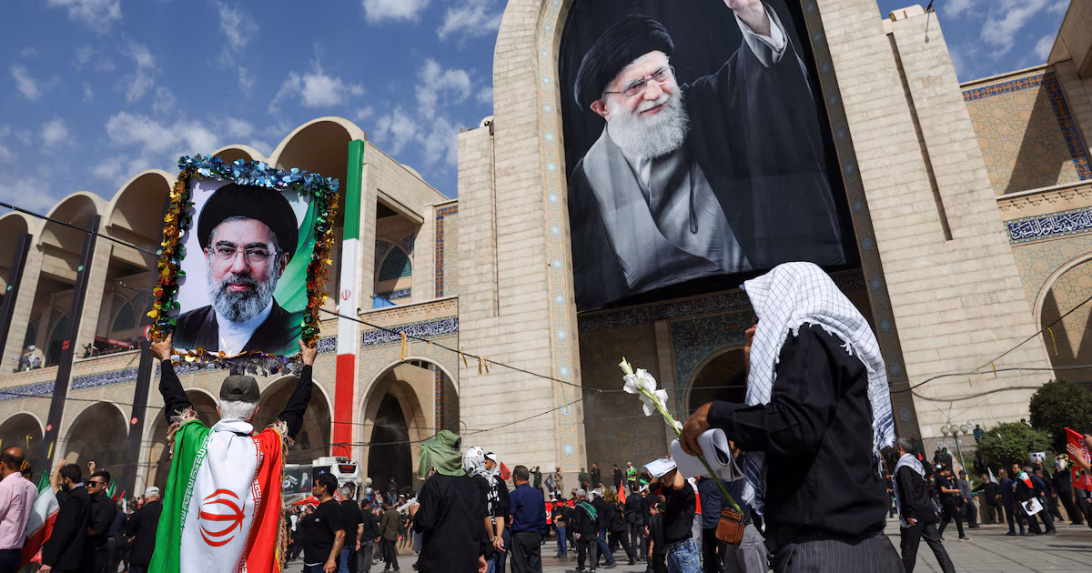 Irán inició el funeral público del depuesto líder supremo Ali Khamenei entre gritos de “muerte a Estados Unidos”El féretro del ayatollah permanecerá expuesto hasta el lunes en Teherán, cuando comenzará una procesión que recorrerá la capital del país y otras ciudades del país persa