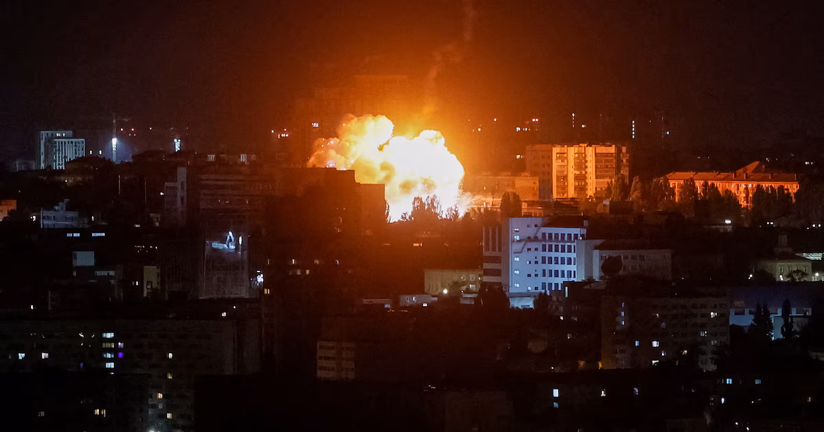 Rusia lanzó un ataque masivo con misiles balísticos contra barrios residenciales en Kiev: al menos un muerto y ocho heridosMás de 30 proyectiles, según la Fuerza Aérea de Ucrania, impactaron de madrugada en la capital y sus alrededores, los cuales generaron incendios y evacuaciones de los residentes y los lesionados que fueron derivados a centros médicos