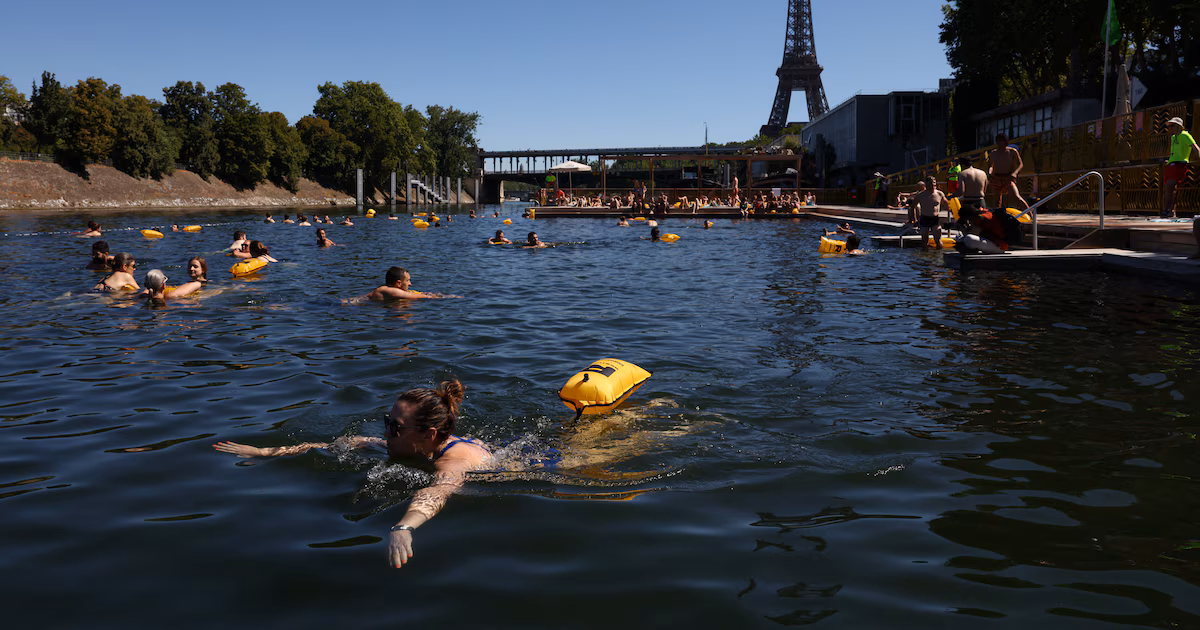 París reabrió las zonas de baño en el río Sena por la ola de calor extremo que azota a Francia y a gran parte de EuropaPara ingresar, quienes desean nadar deben pasar controles de seguridad, y dentro de las zonas habilitadas encuentran casillas donde pueden dejar sus objetos personales y puestos donde se ofrecen bebidas y fruta
