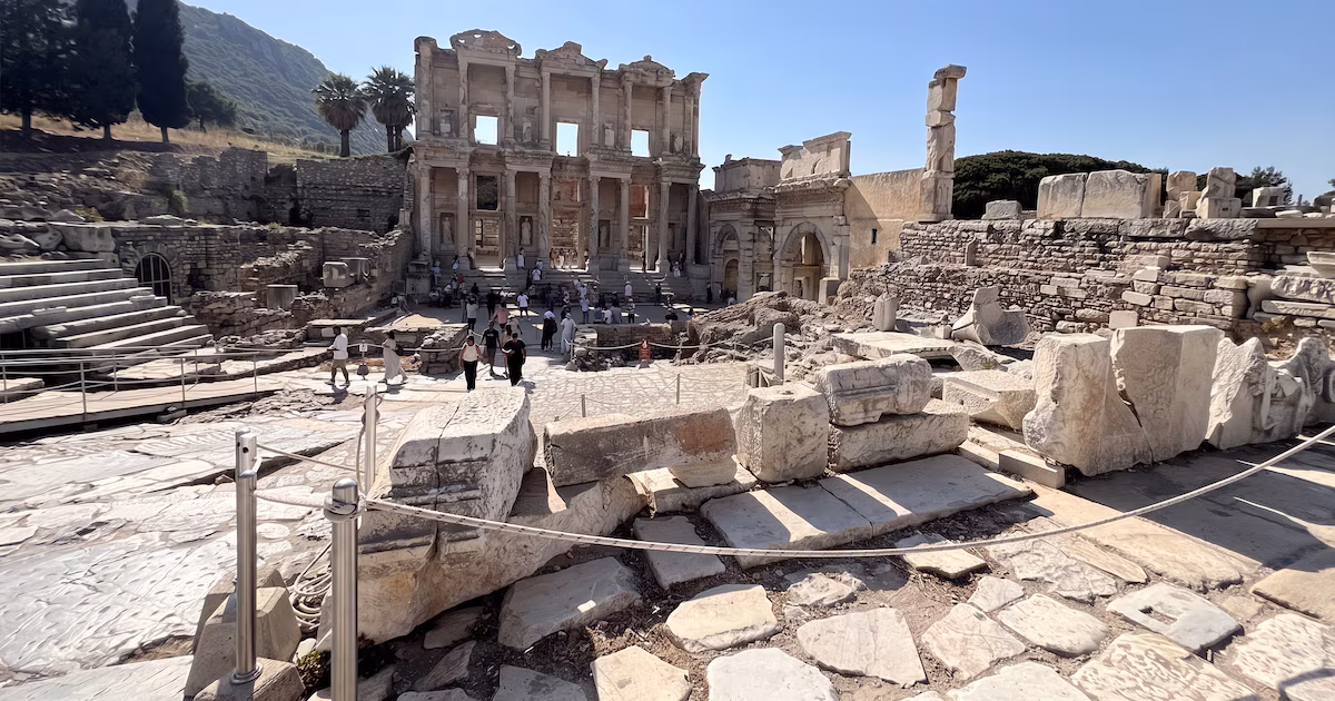 Éfeso, la ciudad romana que compite con los gigantes del turismo modernoCon 648 hectáreas de ruinas y monumentos, el enclave de la provincia de İzmir se consolida como uno de los recorridos más buscados, con bibliotecas, teatros y baños que explican su antigua grandeza