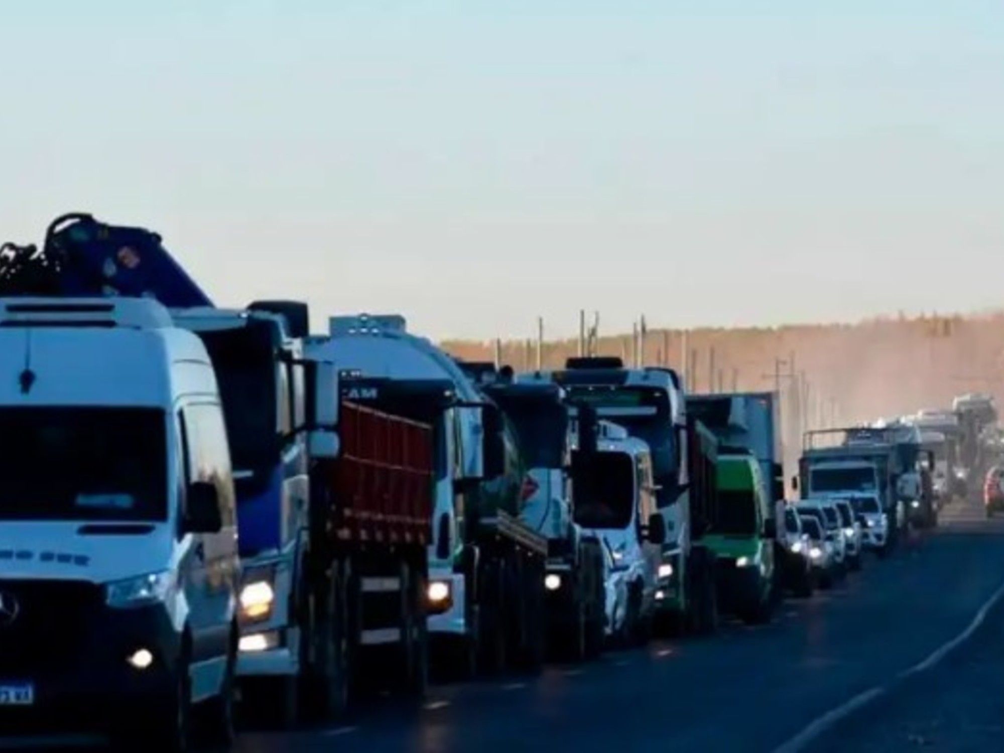 Un gobernador quiere poner peajes a los camiones que van a Vaca Muerta: argumenta que el tránsito pesado creció el 900% en sus rutas