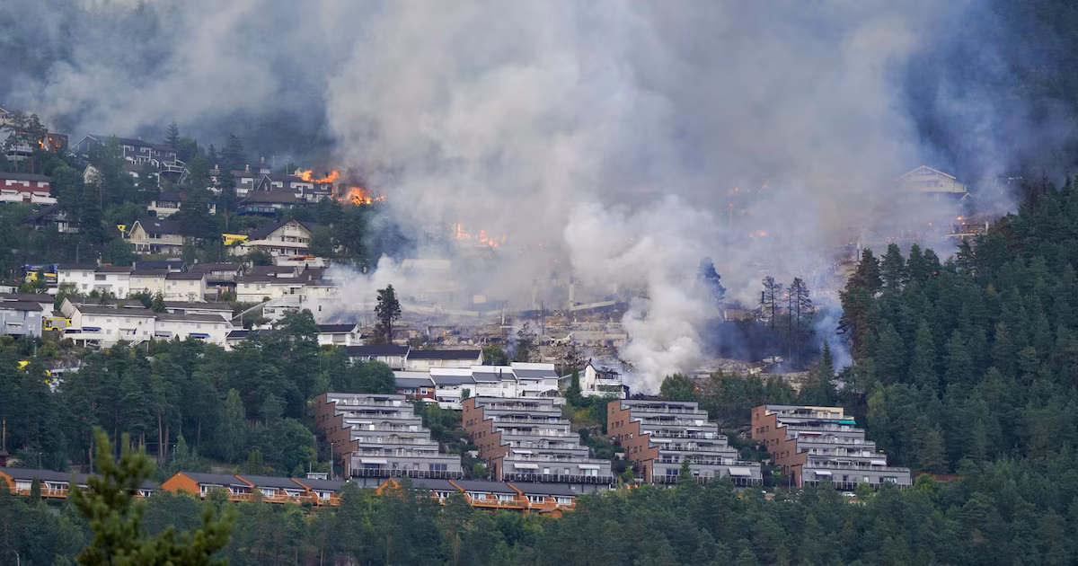 Noruega sufre uno de los peores incendios de los últimos tiempos: hay al menos 400 evacuados y tres heridosLas llamas, que empezaron en un adosado próximo a un bosque, han dejado al menos tres heridos, entre ellos un bombero