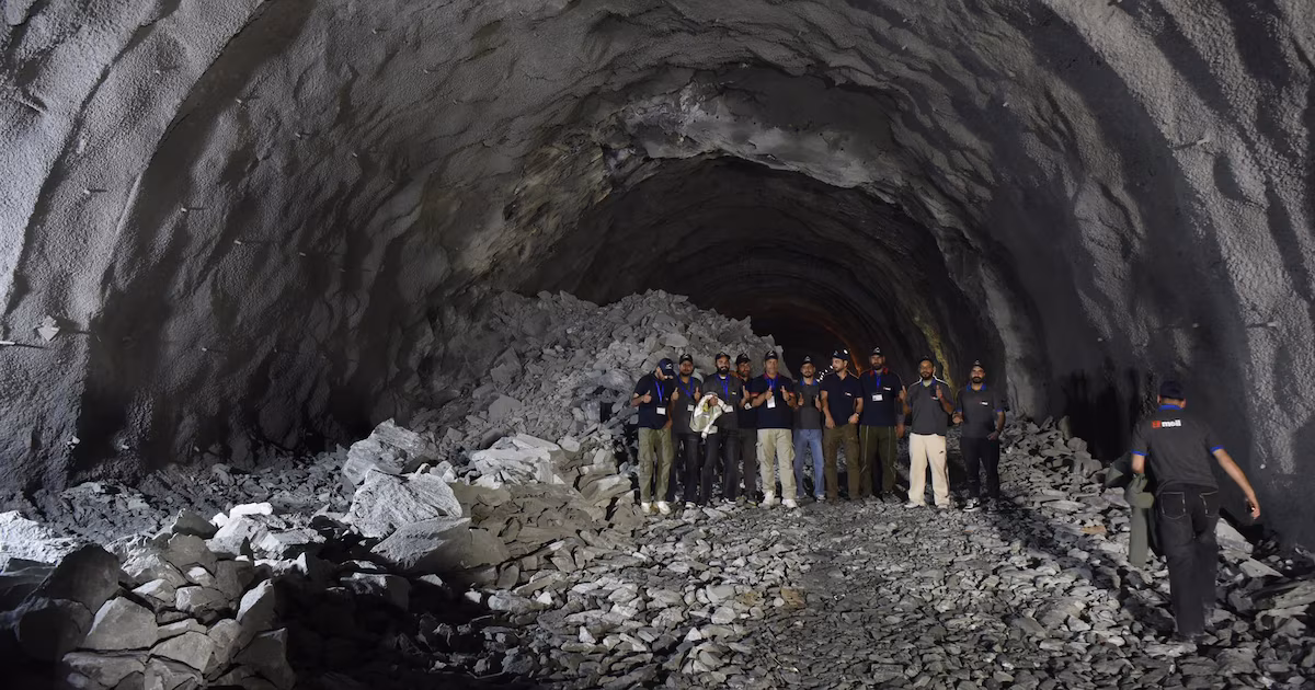Al menos 10 muertos al colapsar un túnel en construcción en el noreste de IndiaLas autoridades del país han señalado este martes que todos ellos son trabajadores que se vieron atrapados después de que el deslave bloqueara la entrada del túnel
