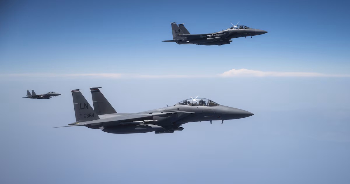 El Ejército de EEUU completó una nueva ronda de ataques contra Irán y alcanzó más de 80 objetivos con municiones de precisiónWashington informó que sus fuerzas atacaron sistemas de defensa aérea iraníes, redes de mando y control, estaciones de radar costeras, capacidades de misiles antibuque y más de 60 pequeñas embarcaciones del Cuerpo de la Guardia Revolucionaria Islámica en el estrecho de Ormuz y sus alrededores