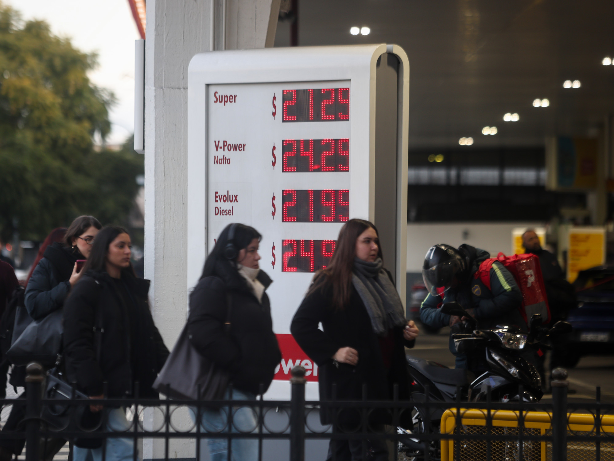 Naftas: mientras se demora una baja en los precios, la venta tuvo otra caída en junio y cerró el primer semestre en baja