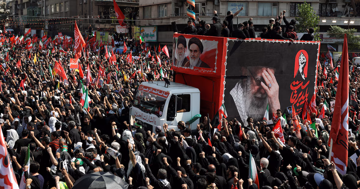 El régimen de Irán inició la procesión fúnebre de Ali Khamenei en Teherán con un fuerte operativo militar y la ausencia de MojtabaTras permanecer dos días en capilla ardiente en el complejo religioso de la Gran Mosalla de Teherán, el féretro comenzó su recorrido por la capital iraní acompañado por una multitud de fieles, según informó la televisión estatal