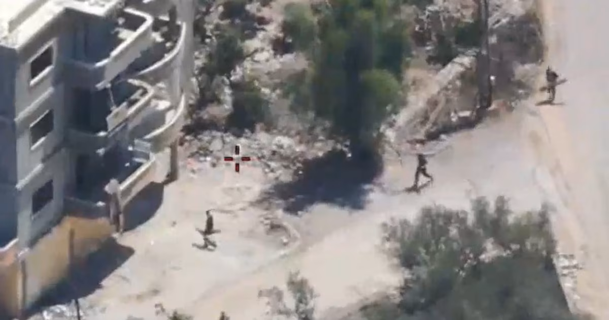 Israel abatió a terroristas de Hezbollah que trasladaban armas dentro de la Zona de Seguridad en el sur del LíbanoAl detectar la concentración, las fuerzas israelíes optaron por lanzar un bombardeo aéreo para eliminar el peligro de forma inmediata