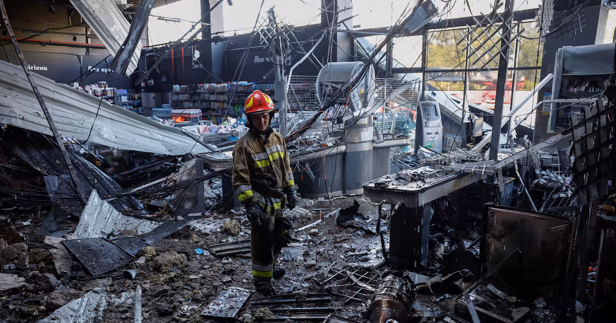 Rusia bombardeó una zona comercial en Ucrania: al menos dos muertos y más de 20 heridosEl ataque alcanzó un supermercado en la ciudad de Chernígov, donde las autoridades confirmaron que entre las víctimas mortales se encuentra un menor de 10 años