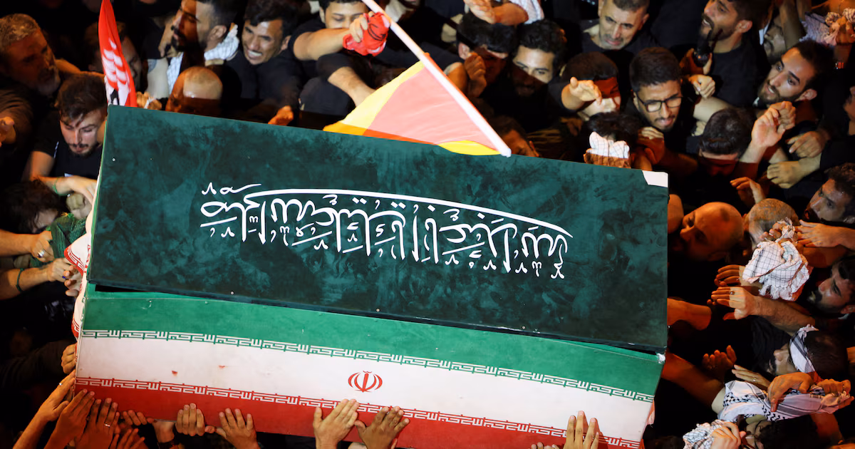 El régimen de Irán se prepara para sepultar a Ali Khamenei mientras ataca a los aliados de Estados Unidos en el GolfoEl ex líder supremo iraní será sepultado junto a varios familiares cercanos este jueves mientras los observadores internacionales aguardan la aparición de su hijo y sucesor Mojtaba. La ceremonia se dará en medio de la escalada bélica en Medio Oriente debido a los ataques de Teherán contra buques en el estrecho de Ormuz