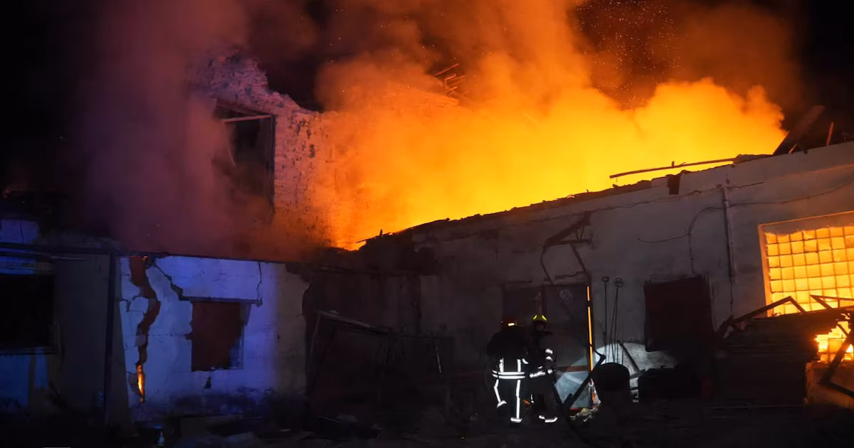 Rusia lanzó un nuevo ataque con drones y misiles contra edificios residenciales en Odesa: al menos tres muertos y tres heridos“El enemigo ha atacado la ciudad de nuevo”, reportó Sergiy Lysak, jefe de la administración militar de Odesa tras los últimos bombardeos de las tropas rusas sobre la ciudad portuaria