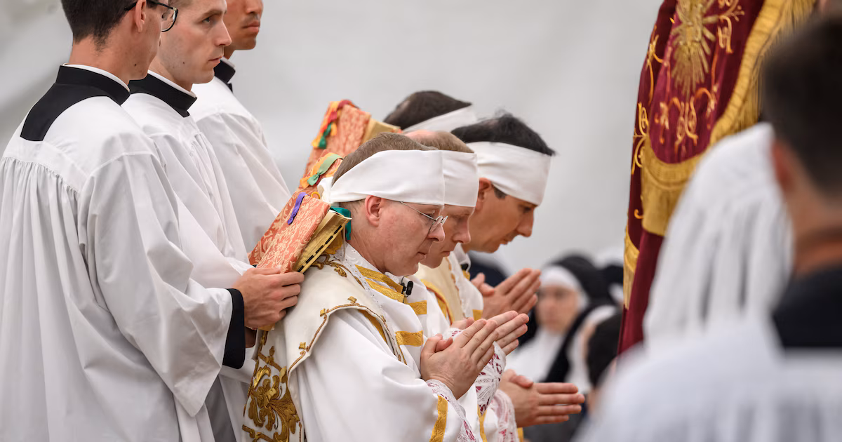 Un grupo tradicionalista desafió al Papa y ordenó cuatro obispos pese a la advertencia de excomuniónLa Fraternidad San Pío X consumó en Écône, Suiza, el cisma que venía anunciando desde febrero. León XIV había suplicado en una carta que desistieran. Es la crisis más grave con el Vaticano desde 1988