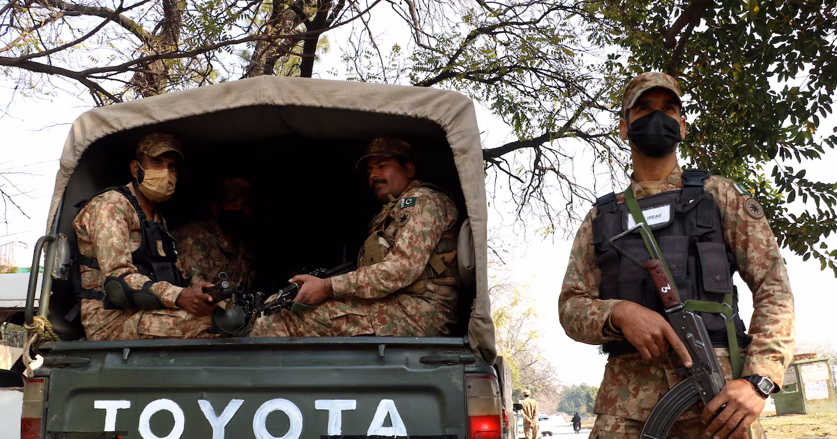 El ejército pakistaní advirtió que las operaciones en suelo afgano seguirán mientras Kabul albergue a grupos terroristasEl Estado Mayor convocado por Asim Munir también señala a la India como patrocinadora de grupos insurgentes en Afganistán, en una escalada diplomática paralela al conflicto armado