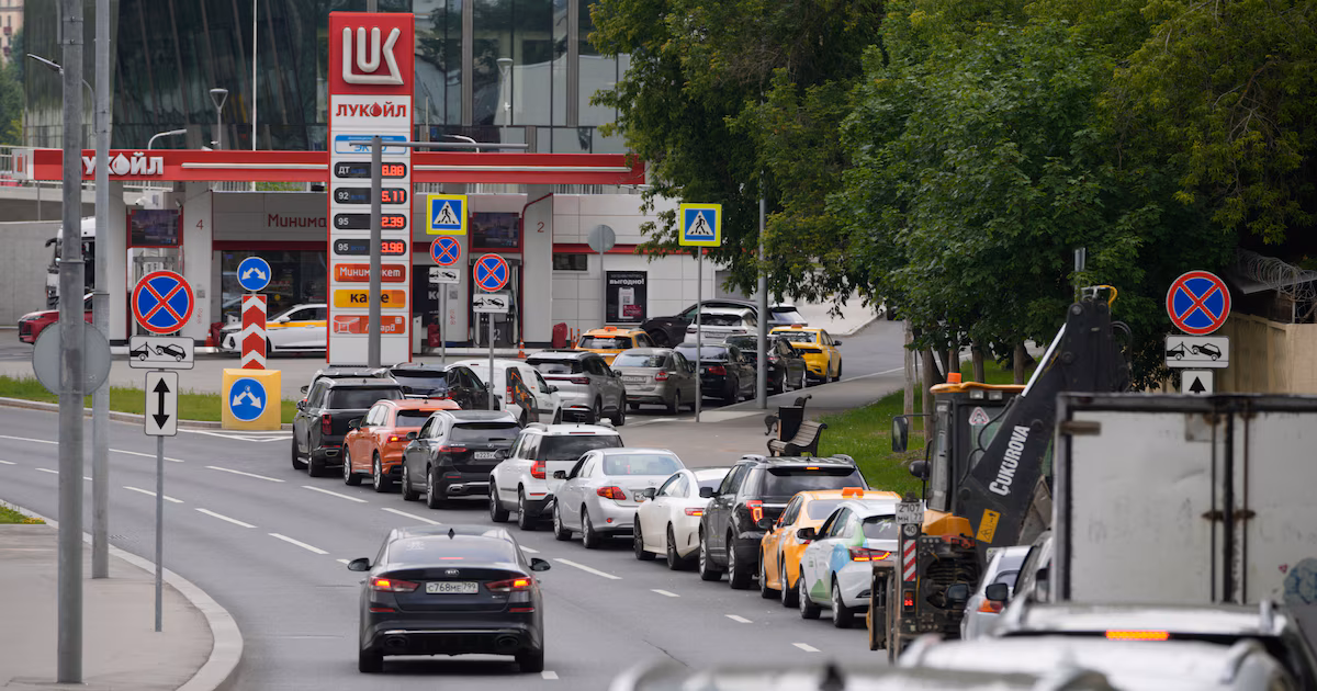 Rusia importó una cifra récord de gasolina de Bielorrusia en medio de la crisis energética provocada por los ataques ucranianosEl mayor ingreso mensual de combustible desde el país vecino buscó amortiguar el faltante atribuido a bombardeos de Kiev sobre refinerías y logística, con un salto de 2,4 veces respecto a mayo