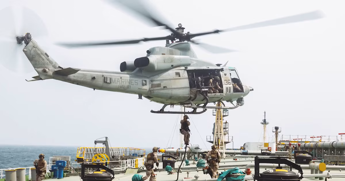 Estados Unidos abordó un petrolero en el golfo de Omán mientras el nuevo bloqueo a Irán suma cuatro buques interceptados en tres díasInfantes de Marina estadounidenses tomaron control del M/T Wen Yao en aguas internacionales para verificar el cumplimiento de las restricciones, que entraron en vigor el martes y ya habían dejado fuera de operación un primer buque con misiles Hellfire
