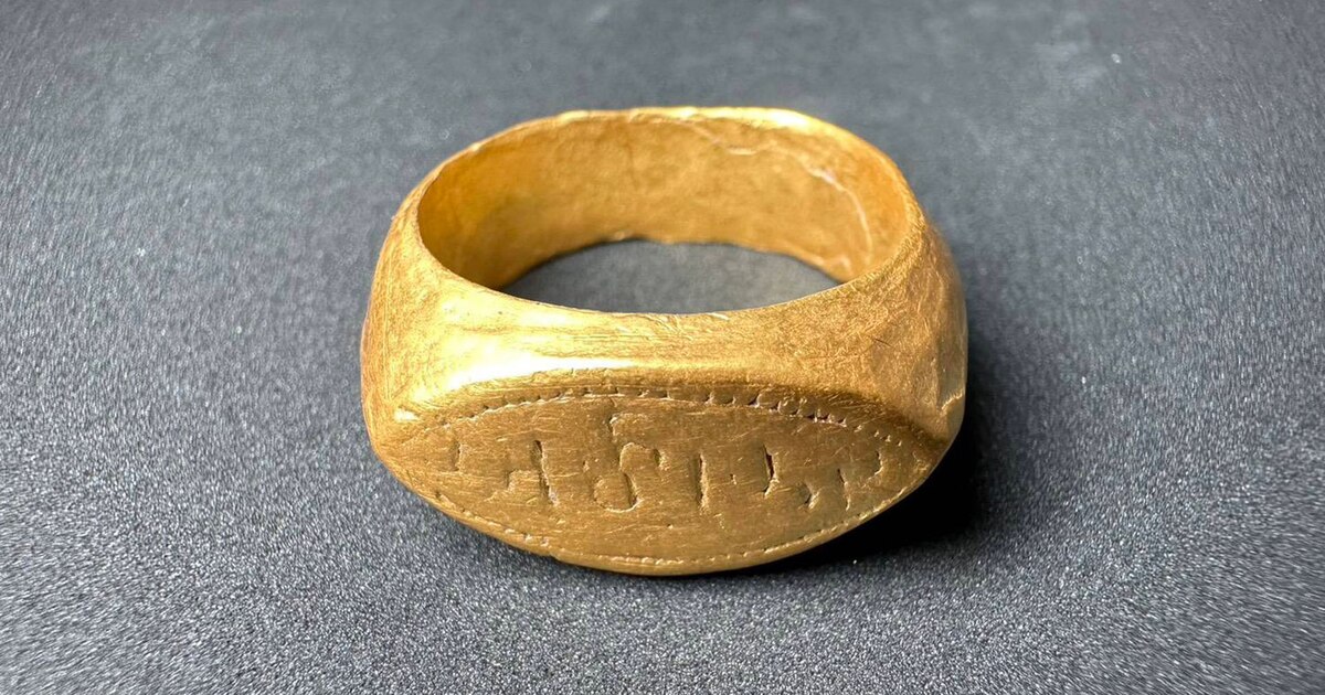 Cómo dos anillos de oro enterrados hace dos mil años en Tailandia revelaron una conexión inesperadaEspecialistas de la Universidad Silpakorn identificaron la inscripción como un nombre sánscrito vinculado a la India antigua, en un yacimiento donde ya aparecieron joyas, cerámica y tambores de bronce asociados a entierros de personas adineradas