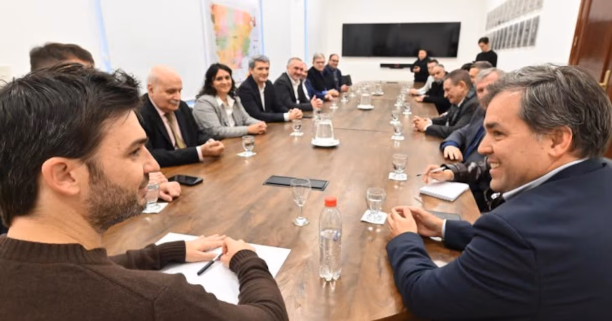 Chubut y el ENACOM firmaron un acuerdo para instalar el segundo cable submarino de fibra óptica del país
