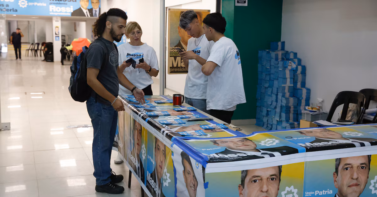 Un estudio afirma que el peronismo retiene a más votantes jóvenes que La Libertad Avanza en barrios populares