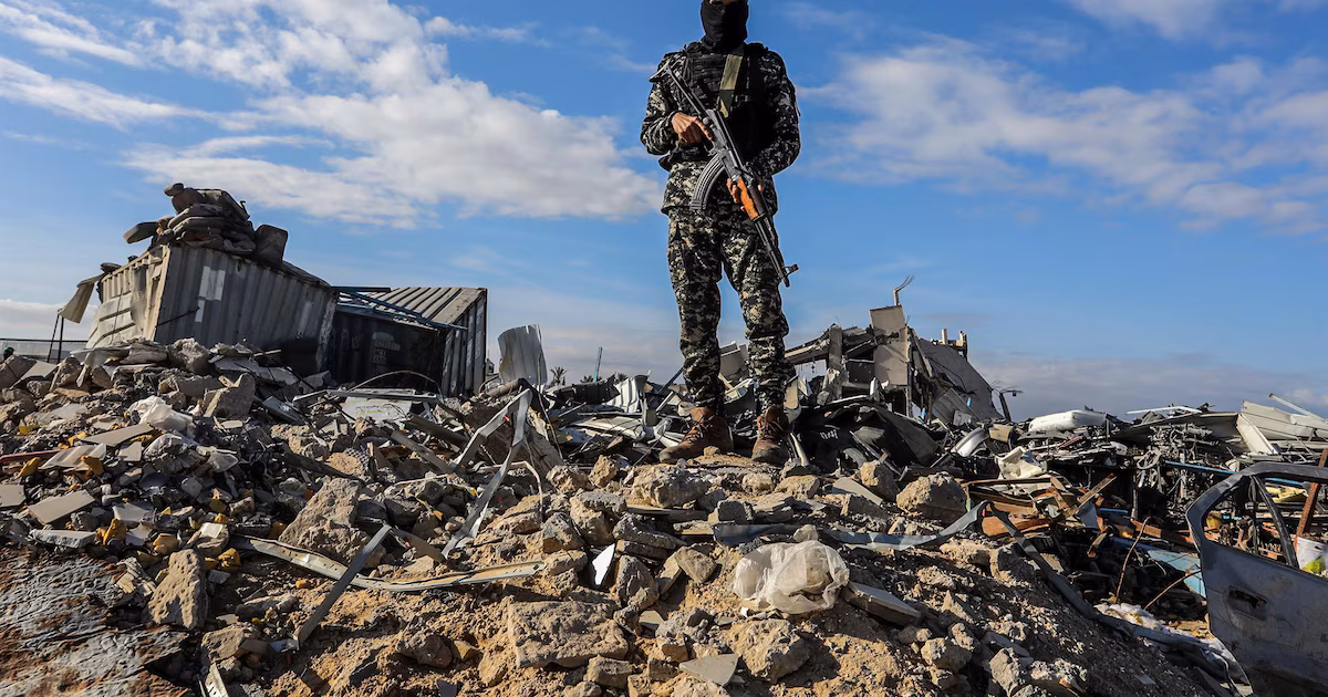La Junta de Paz de EEUU exigió al comité palestino que reemplaza al gobierno de Hamas que tome el control de las armas en GazaTras el anuncio del grupo terrorista sobre disolver su estructura gubernamental, el organismo creado por Donald Trump advirtió que evaluará la transición administrativa “por acciones y no por promesas”. El proceso está a cargo del ingeniero Ali Shaath