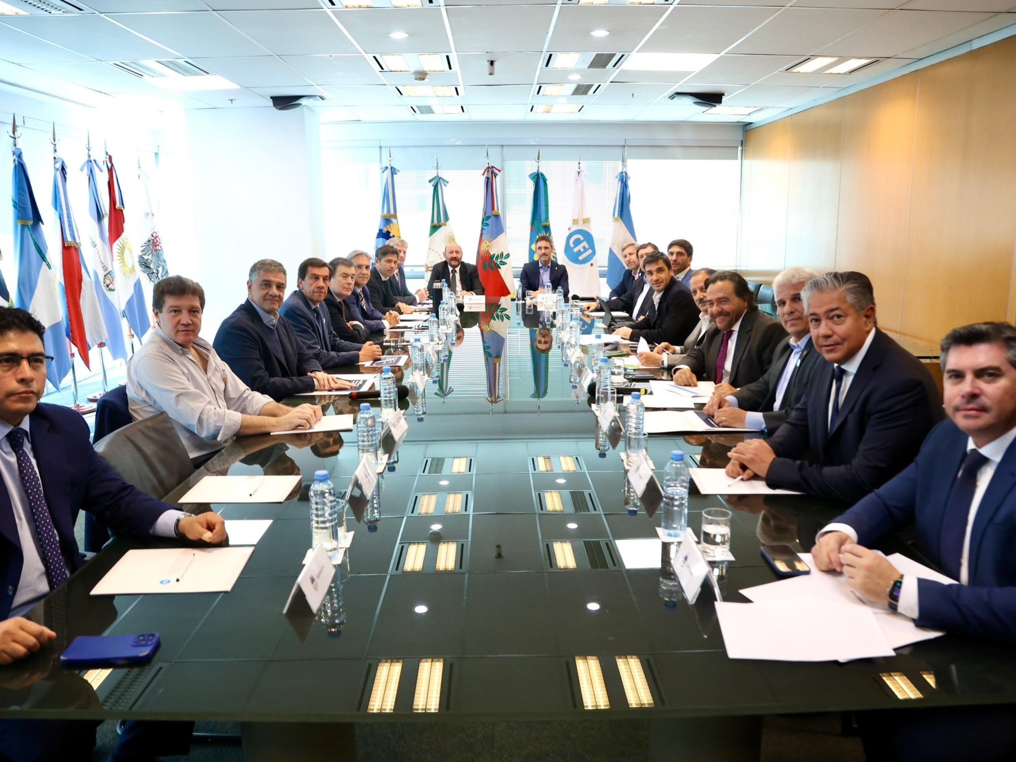 Las provincias aflojaron el ajuste y subieron el gasto público: seis gobernadores arrancaron el año con déficit