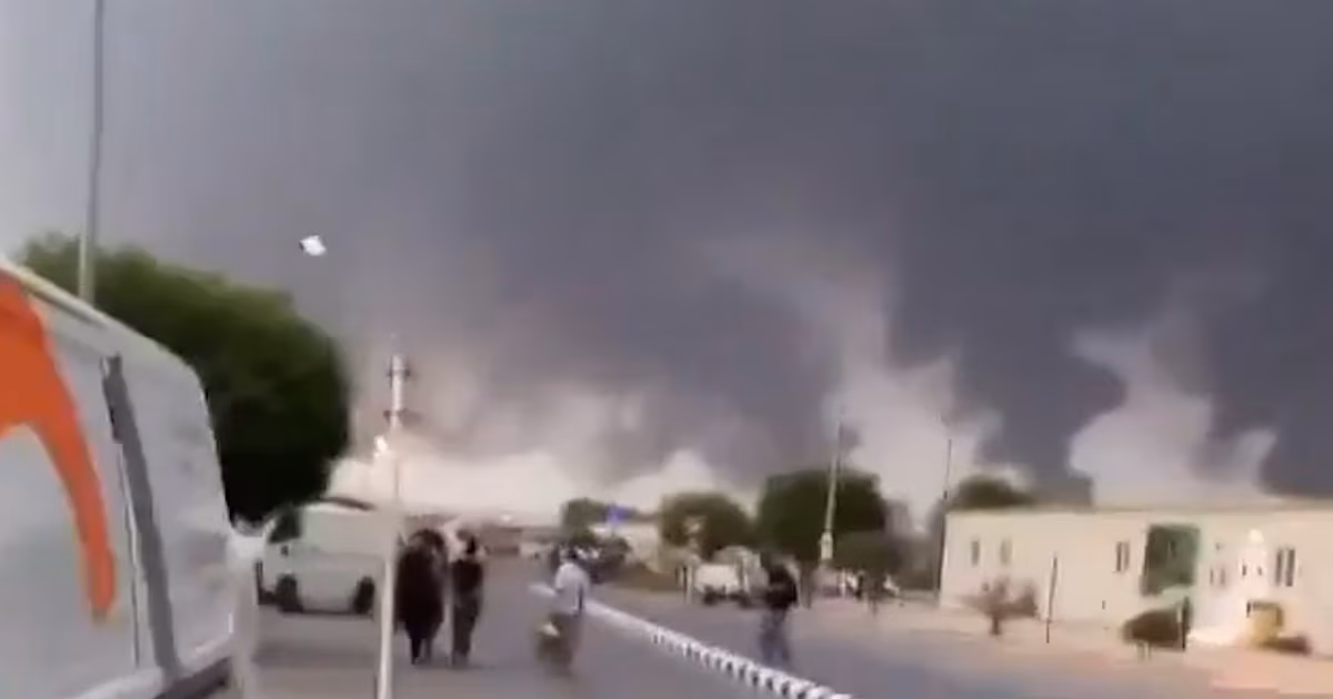 Los rebeldes hutíes de Yemen reivindicaron ataques contra instalaciones petroleras sauditas en el Mar RojoEl portavoz militar Yahya Saree declaró que el grupo utilizó drones y misiles. Además, amenazó con “ampliar los movimientos y escalar la situación en las próximas horas y días”