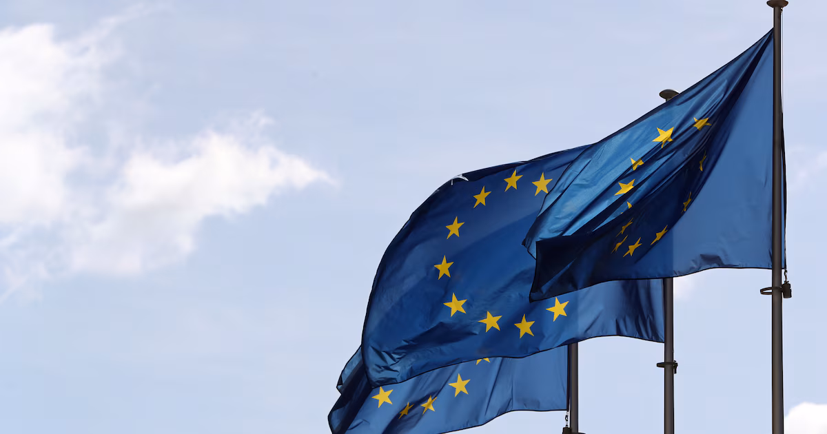 La Unión Europea apunta su nuevo paquete de sanciones contra bancos y el sector energético rusosLas medidas incluyen la extensión por un año del límite al precio del petróleo ruso, que quedó establecido en 44,1 dólares por barril, entre otras
