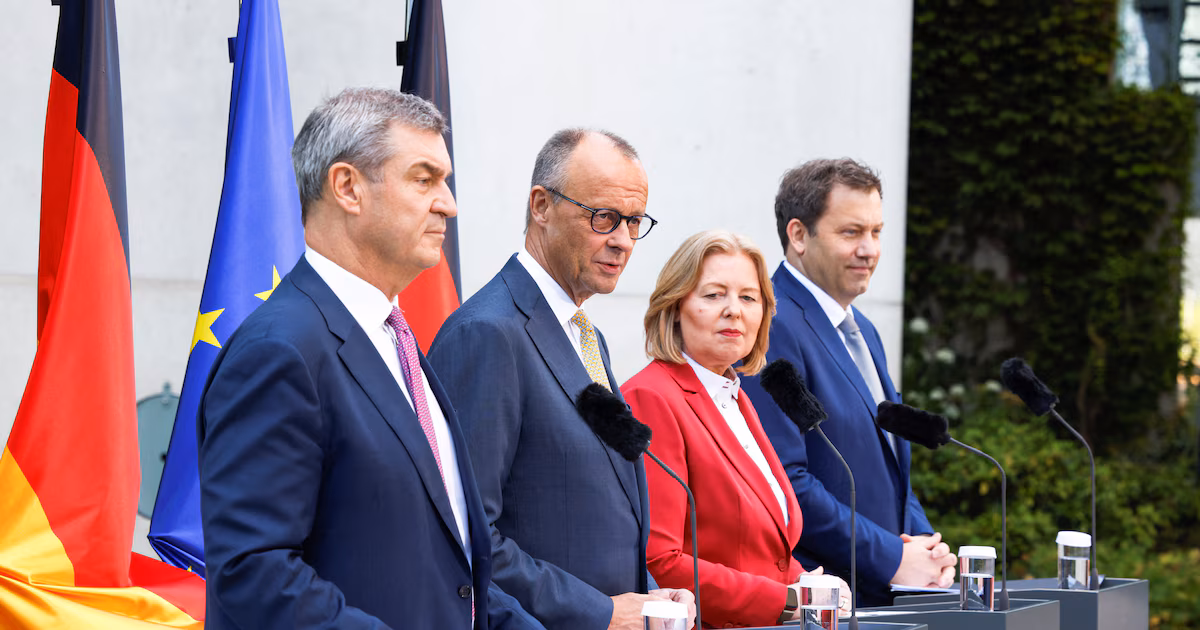 Friedrich Merz presentó un paquete de 34 reformas para reactivar la economía alemanaLas medidas incluyen recortes fiscales para la clase media, el retraso gradual de la edad de jubilación y el fin de las bajas médicas por teléfono