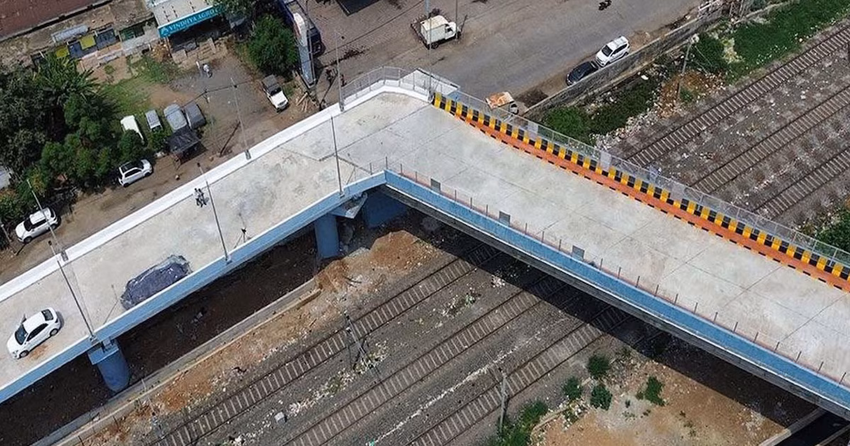 Restituyeron a los ingenieros responsables de un puente en India con una insólita curva mientras la obra sigue inhabilitadaLa estructura, construida para aliviar el tráfico en la capital de Madhya Pradesh, sigue sin uso tras detectarse graves fallas en el diseño. Los técnicos recuperaron sus puestos sin sanción definitiva y el proceso disciplinario continúa en curso
