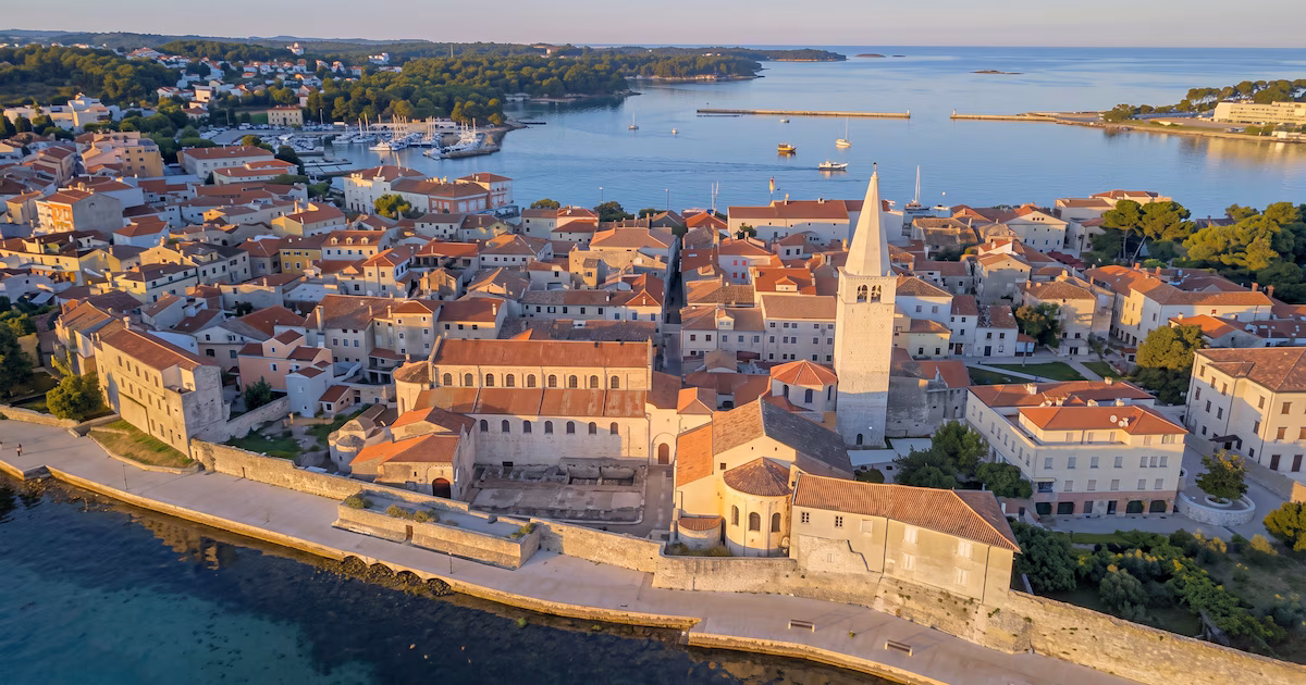 Poreč, la ciudad con 2.000 años de historia que aún escapa al turismo masivo del AdriáticoUna basílica del siglo VI con mosaicos dorados casi intactos, un trazado urbano romano y una gastronomía istriana de alto nivel la posicionan como una alternativa sólida en la costa de Croacia