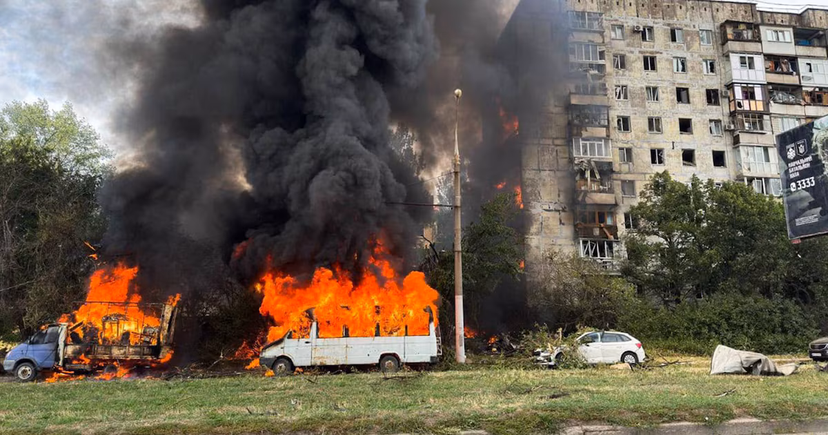 Volodimir Zelensky condenó los ataques rusos contra Zaporizhzhia que dejaron dos civiles muertosEl presidente de Ucrania explicó que los servicios de emergencia fueron desplegados en la zona para asistir a las víctimas. En paralelo, Kiev atacó con misiles las regiones rusas de Bélgorod y Lípetsk