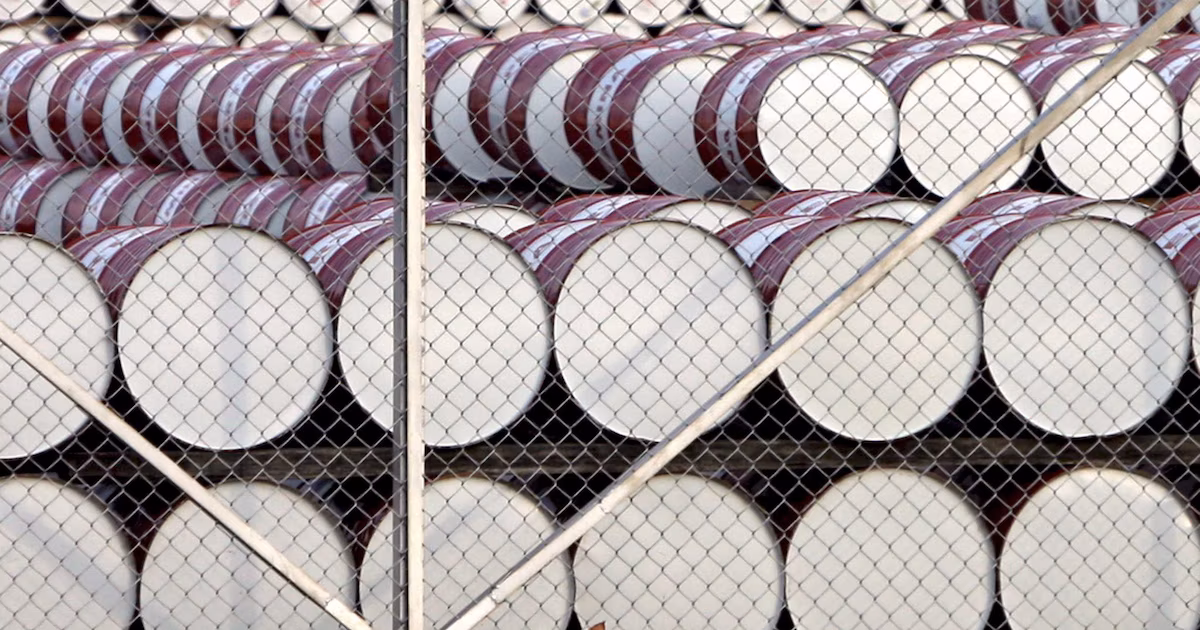 El precio del petróleo cayó a mínimos de una semana tras la pausa en los ataques entre Estados Unidos e IránLa ausencia de nuevos bombardeos desde el sábado impulsó expectativas de una salida negociada y redujo el temor a cortes de abastecimiento desde Oriente Medio, lo que aceleró ventas en los mercados