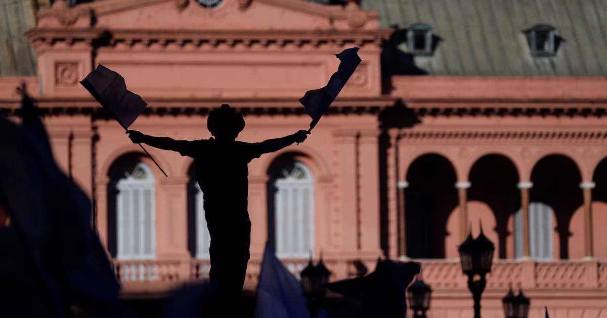 El dilema que atraviesa al Estado: liberar a los empleados para el partido de Argentina o pedirles que se queden