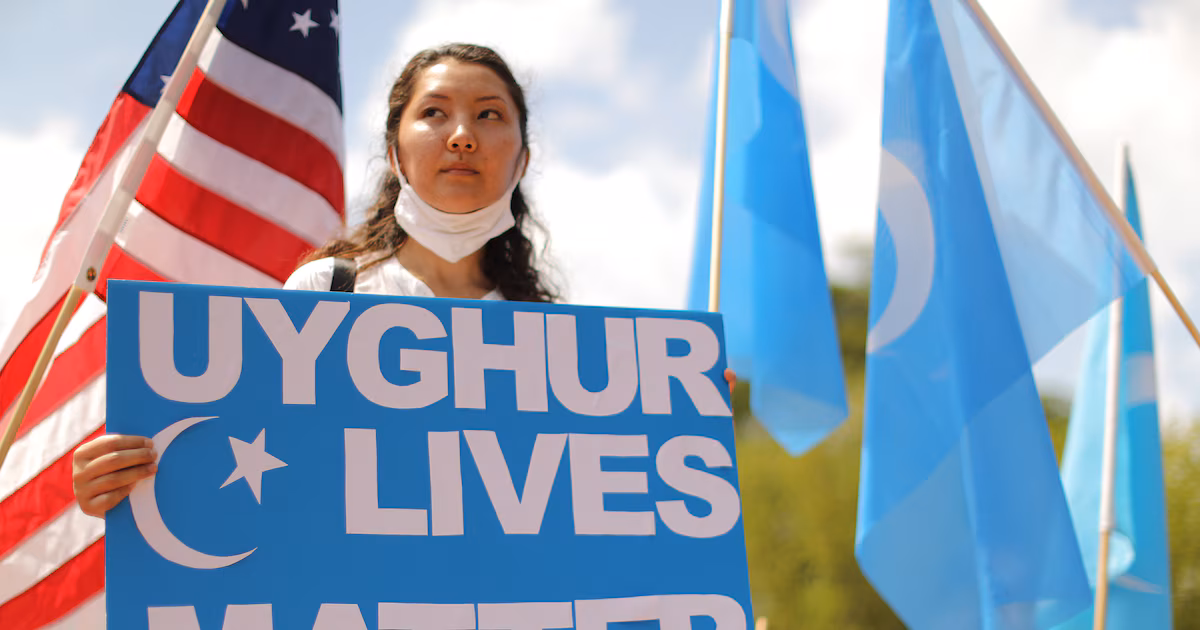 Estados Unidos prohíbe importaciones de otras 43 empresas por supuesto trabajo forzoso de los uigures en ChinaLas compañías obtienen materias primas provenientes de Xinjiang o mantienen acuerdos con el Gobierno local para reclutar y trasladar a uigures y otros grupos perseguidos fuera de esa región