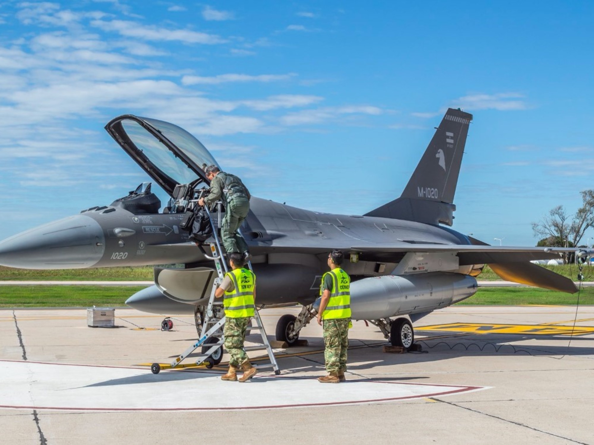 Los pilotos de guerra ya vuelan solos los F16, pero cobran $1,2 millón al mes y crece el éxodo del personal militar
