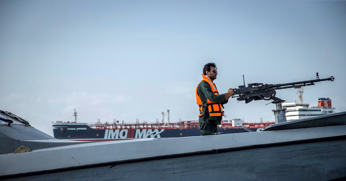La Guardia Revolucionaria de Irán interceptó y forzó la detención de tres buques petroleros en el estrecho de OrmuzEl régimen aseguró que mantendrá el control sobre la estratégica vía marítima y amenazó con represalias contra las embarcaciones que acaten lo que calificó como “interferencias ilegales” de EEUU. “No quedarán impunes”, advirtió