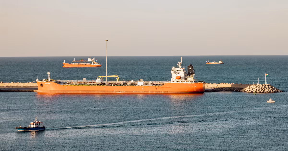 El Brent cerró por encima de USD 90 por primera vez desde junioLa referencia del mar del Norte terminó en USD 91,01 en Londres y el WTI avanzó a USD 84,91, en una cuarta sesión seguida de ganancias tras nuevas señales de riesgo en rutas clave
